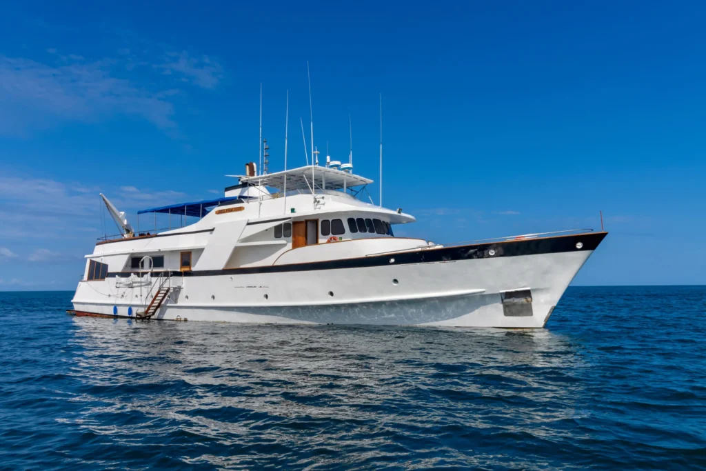 First Class yacht Galapagos
