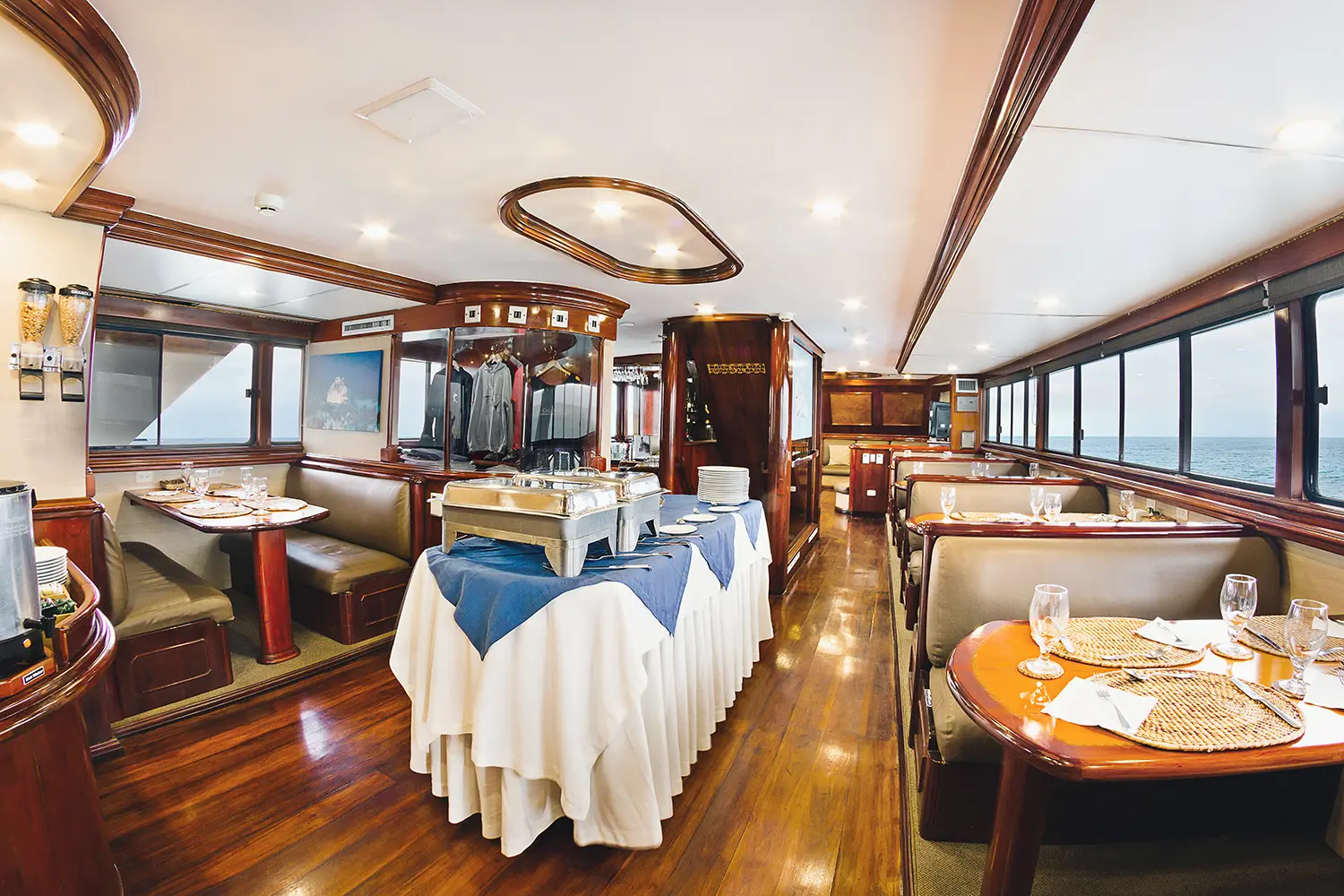 M/Y Galapagos Sky restaurant