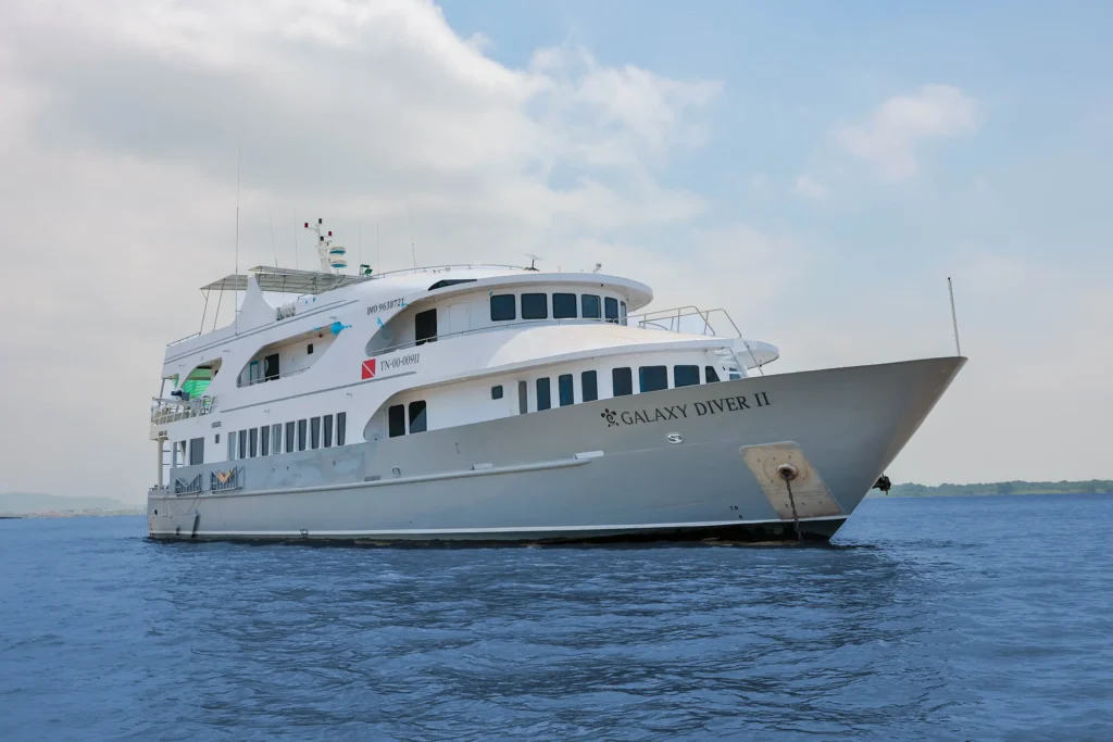 Galapagos diving tours boat