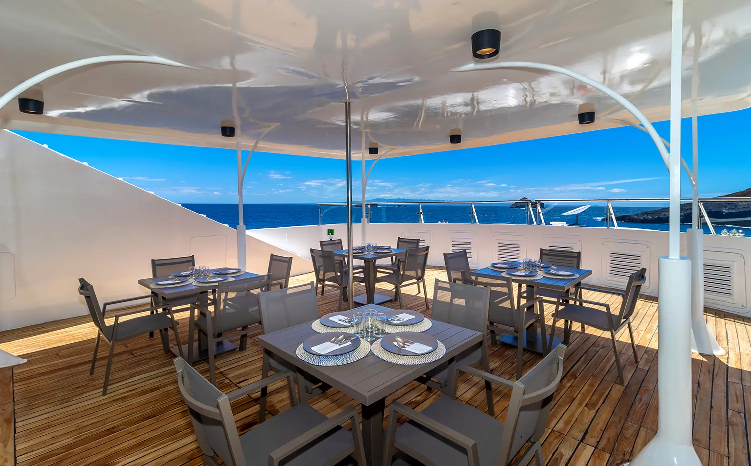 M/Y Grand Queen Beatriz deck