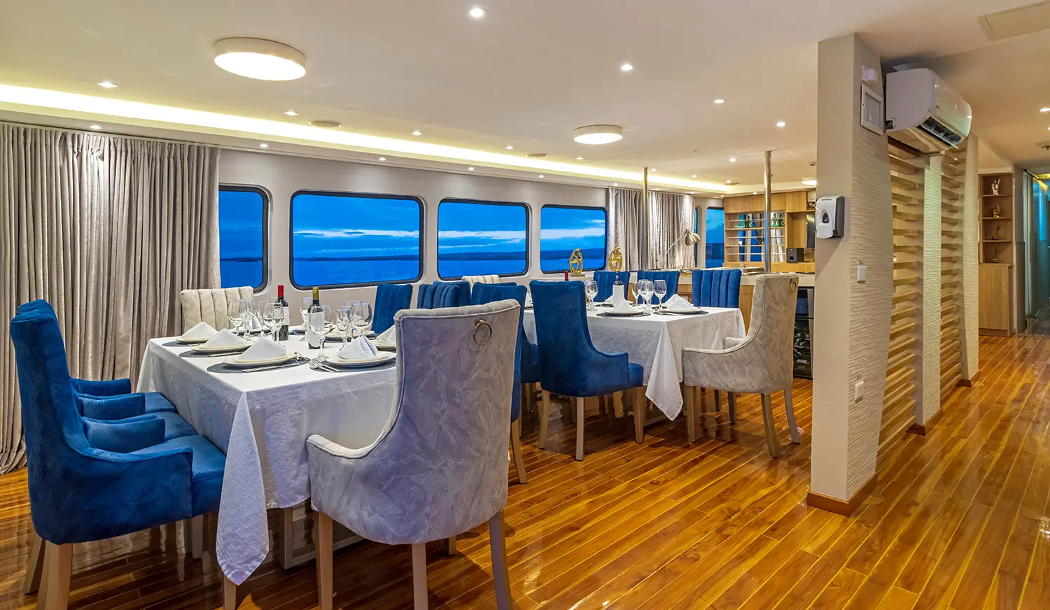 M/Y Grand Queen Beatriz restaurant