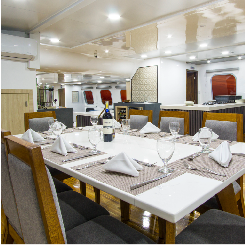 M/Y Natural Paradis restaurant