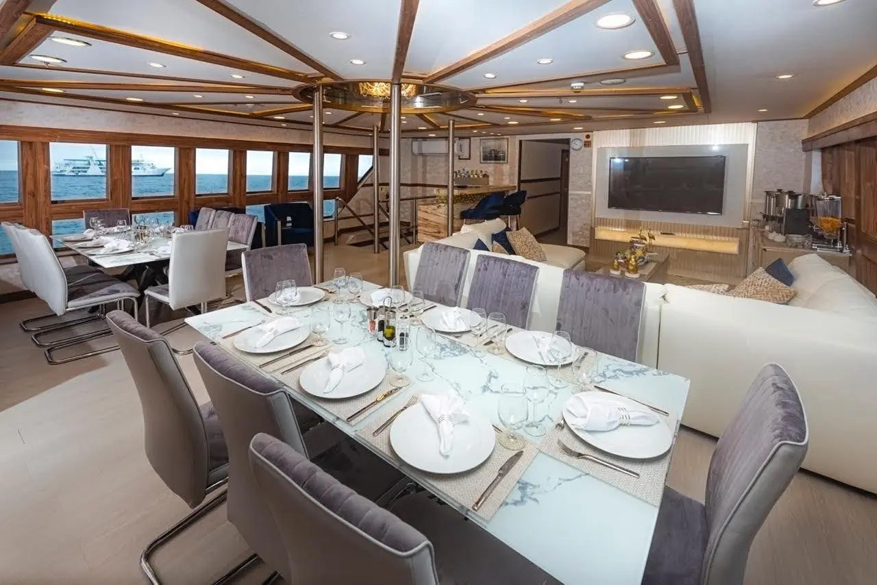 M/V Tiburon Explorer restaurant
