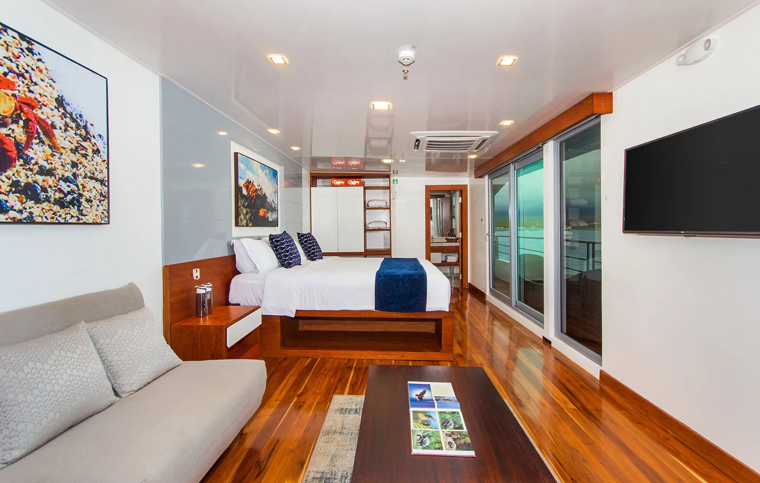 M/Y Infinity cabin