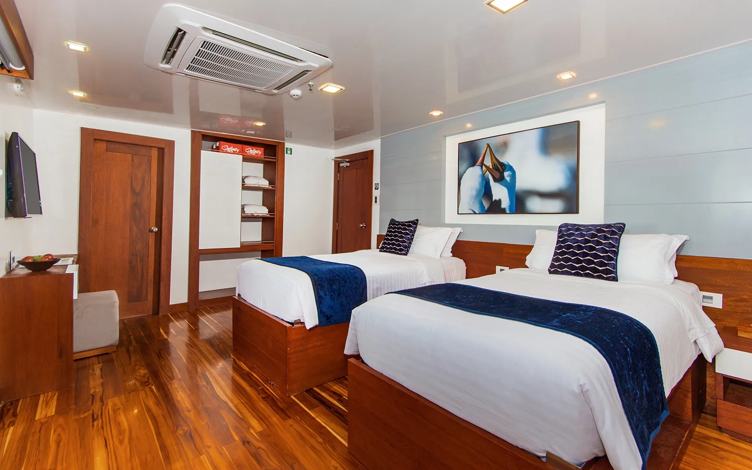 M/Y Infinity cabin