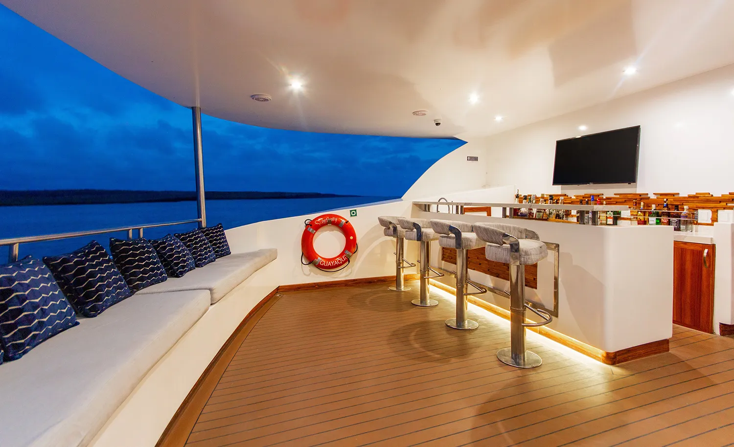 M/Y Infinity deck