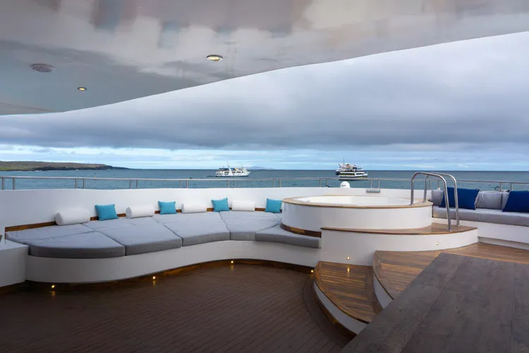 M/Y Infinity deck
