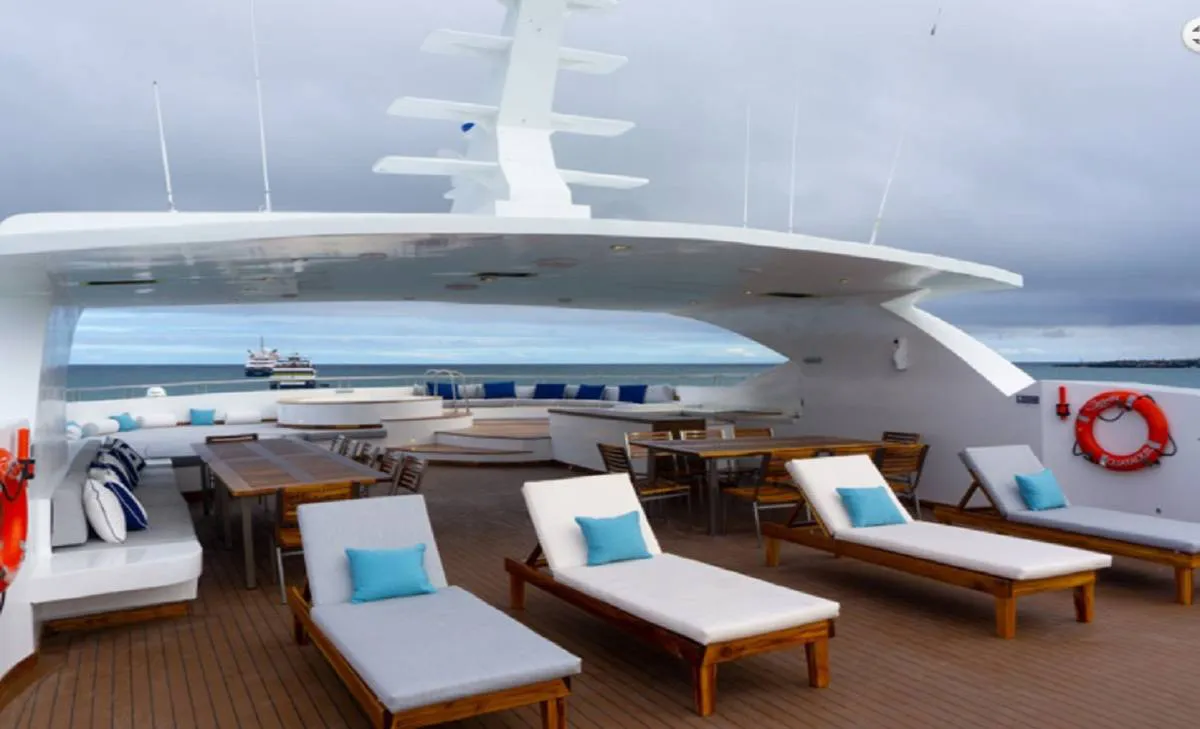 M/Y Infinity deck