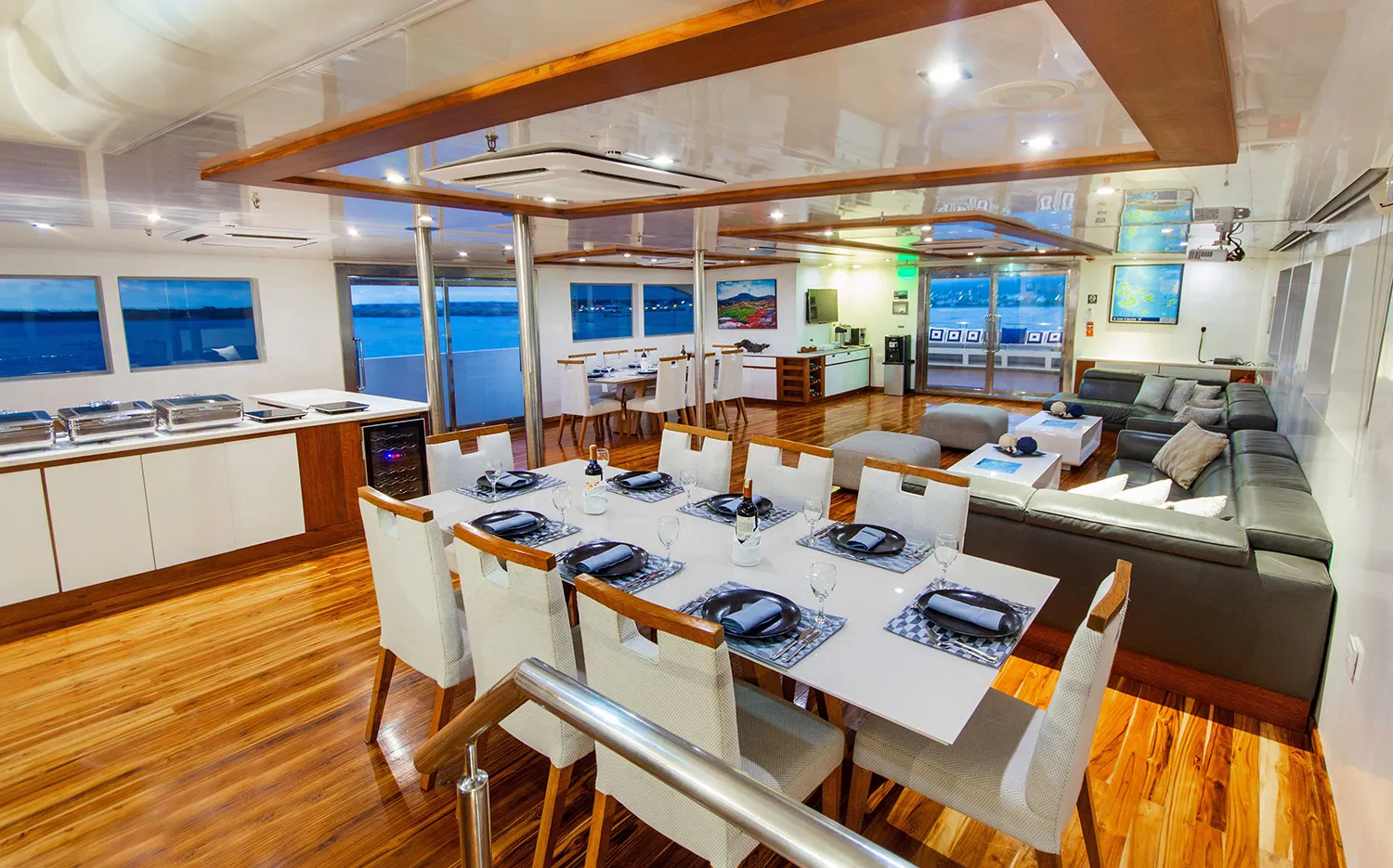 M/Y Infinity restaurant