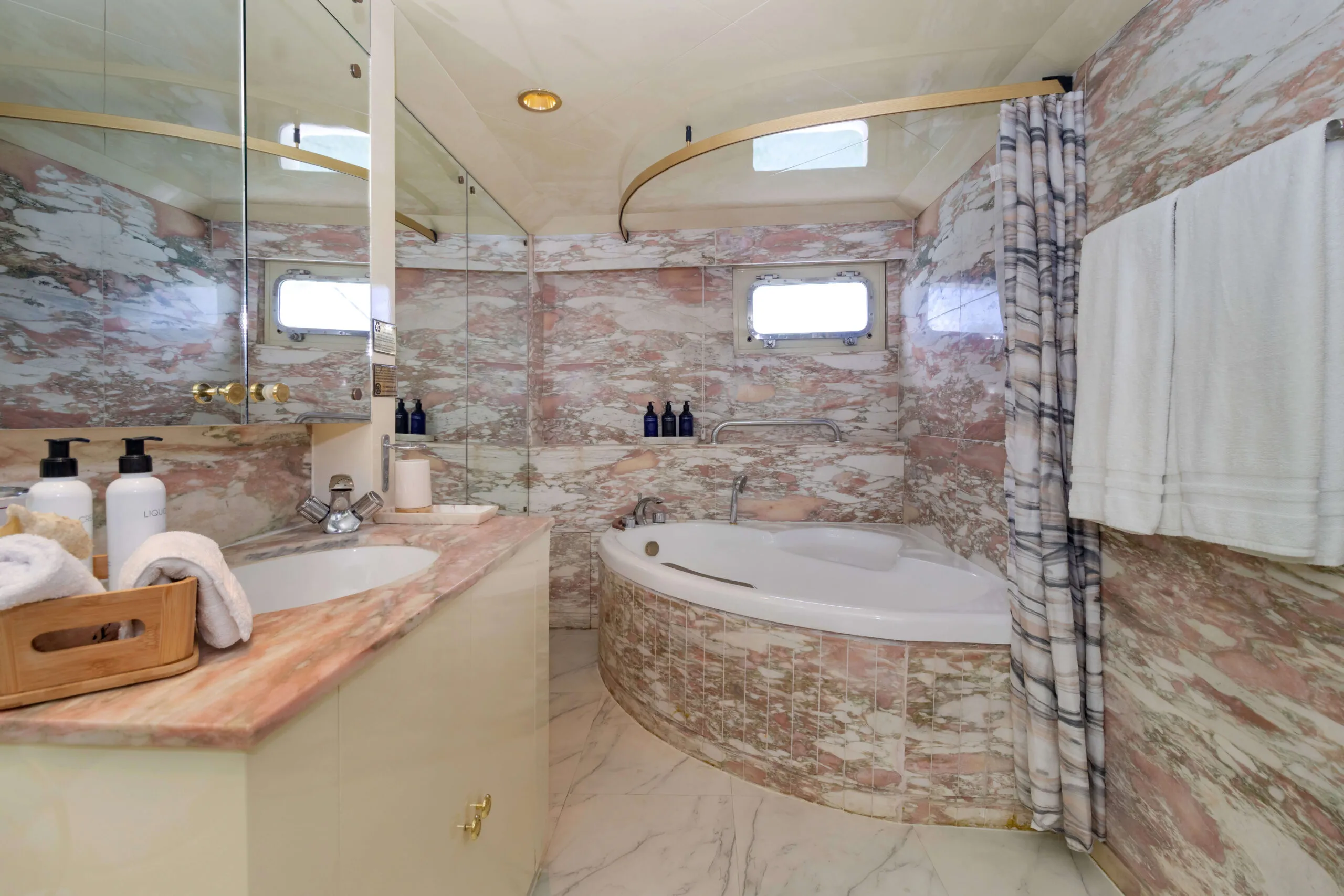 M/Y Passion cabin